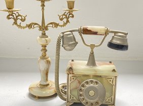 Antikes Telefon mit Kerzenständer 