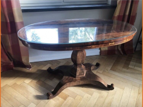 Mahagonifarbener ovaler Biedermeier Tisch mit Glasplatte