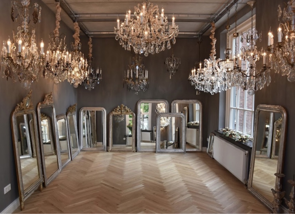 Galerie Anna van Elteren biedt u een bijzondere collectie  hoogwaardige oude & antieke kroonluchters.