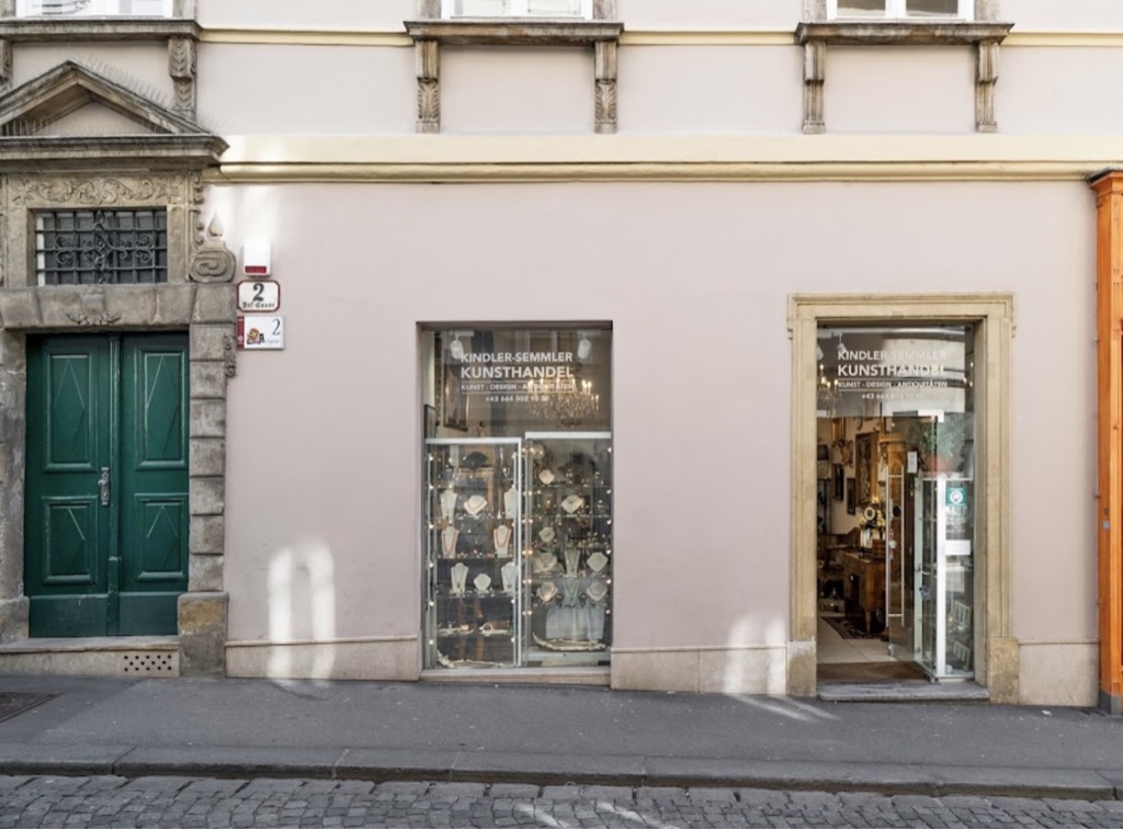 Der seit 1957 bestehende Kunsthandel Kindler befindet sich im Herzen von Graz, eingebettet in der charmanten Altstadt.